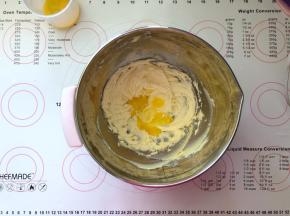 4、分三次倒入室温蛋液。