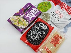 打开包装盒，一份米粉（米粉零添加剂一份酸菜牛肉调料包、还有一份小葱。