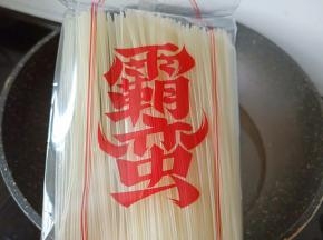 霸蛮米粉放一包可以2个人吃一餐。