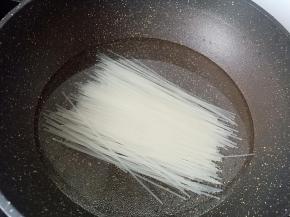 米粉冷水下锅煮。