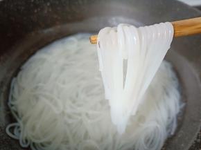 米粉大约煮12-15分钟，软硬程度根据个人口味煮。