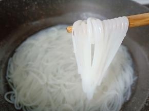 米粉大约煮12-15分钟，软硬程度根据个人口味煮。