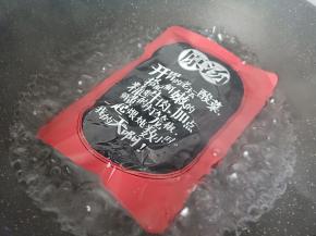 酸汤牛肉调料包直接放水里煮2分钟。