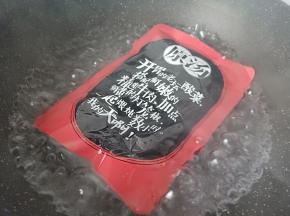 酸汤牛肉调料包直接放水里煮2分钟。