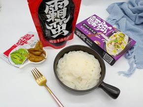 米粉煮好捞到容器里。