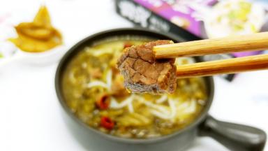 米粉跟加热好的调料包拌一起就可以开始享用了。