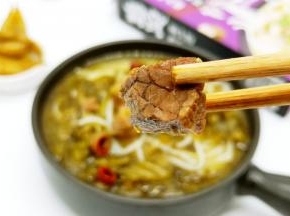 米粉跟加热好的调料包拌一起就可以开始享用了。