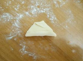 二:把下面往上卷起来到一半，再把上端往下折一点。如图所示。