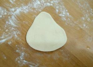 帽子步骤一:取一小块预留出来面团，檊成如图。