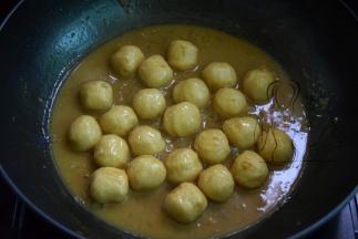 加少量盐煮至汤汁浓稠就好了，可以按个人口味配上辣酱或甜酱吃