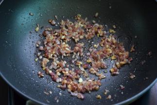 起锅热油，将洋葱粒和蒜末小火炒香