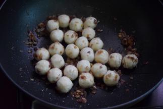 倒入鱼丸翻炒片刻