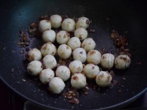 倒入鱼丸翻炒片刻