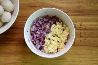 洋葱切末；蒜切末