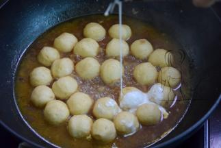 转中小火，倒入适量椰浆搅匀