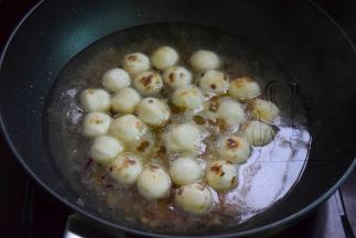 加水没过鱼丸；同时放入咖喱块，大火烧开煮一会