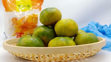 新鲜橘子与冰糖准备好。