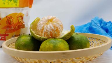 橘子清洗干净，剥皮。