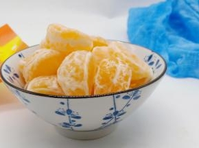 去除橘子上面的白色。