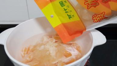 放入甘汁园的冰糖，根据口味的甜度来放。