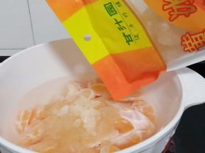 放入甘汁园的冰糖，根据口味的甜度来放。