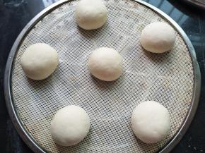 放入蒸屉上，然后放锅里温水，发酵1.5倍大，大概30-40分钟