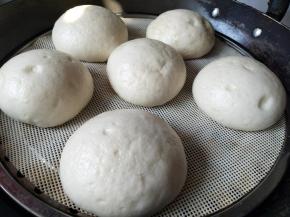 冷水上锅，大火蒸5分钟转中火8分钟，关火焖3分钟