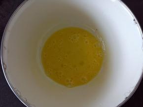 鸡蛋倒入盆里打散