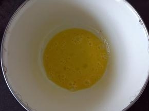 鸡蛋倒入盆里打散