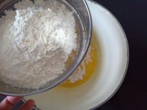 筛入面粉，面粉最好筛一下，这样不容易有结块