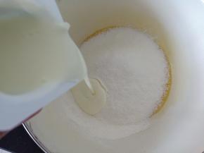 边搅拌边倒入酸奶，酸奶倒的时候不要一次性全部倒入，因为鸡蛋的大小和面粉的吸水性不同，最好预留一点