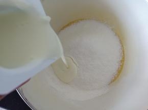 边搅拌边倒入酸奶，酸奶倒的时候不要一次性全部倒入，因为鸡蛋的大小和面粉的吸水性不同，最好预留一点