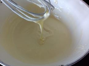 最后的面糊是可以流动的浓稠状