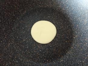 用大一点的勺子舀一勺倒入不粘锅里，小火慢慢煎至金黄