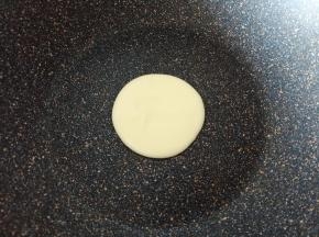 用大一点的勺子舀一勺倒入不粘锅里，小火慢慢煎至金黄