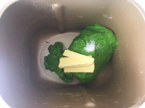 加入黄油跟盐，继续启动揉面程序，将材料跟面团揉均匀