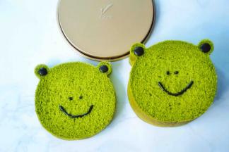 出炉打开两侧盖子，侧放降温，凉至不烫手脱模取出 