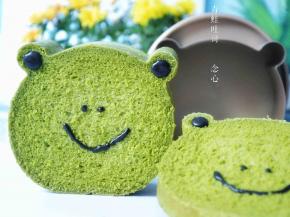 黑巧克力笔隔水加热至融化，装饰上小青蛙的眼睛、嘴巴跟鼻子，萌萌的小青蛙就做好啦 