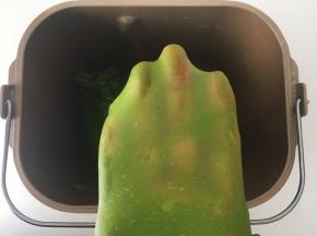 揉好的面团切下一小块，可以撑出有薄薄的、有弹性的手套膜即可 