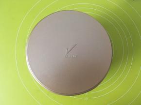 面团发酵至8分满，烤箱预热180度 