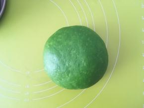 将面团按压排除空气 