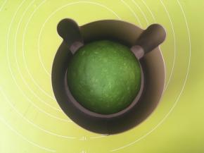 之后将面团揉至表面光滑 