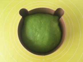 装入模具，盖保鲜膜二次发酵，家里室温低的最好放入烤箱内二次发酵，我用的正的小熊吐司模 