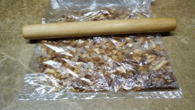 放入保鲜膜里，用擀面杖擀醉即可