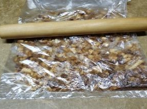 放入保鲜膜里，用擀面杖擀醉即可