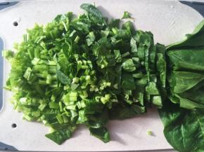 新鲜菠菜清洗干净，滤干水分，切成碎段
