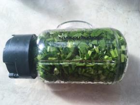 将菠菜碎装入榨汁机内，榨成菠菜泥 