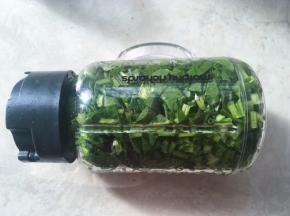 将菠菜碎装入榨汁机内，榨成菠菜泥 
