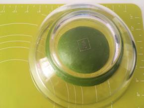 将面团揉至表面光滑，盖保鲜膜室温发酵至两倍大