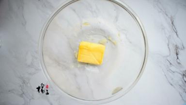 黄油提前从冰箱冷藏取出来，室温软化至软，用手轻轻一按就按下去就可以了